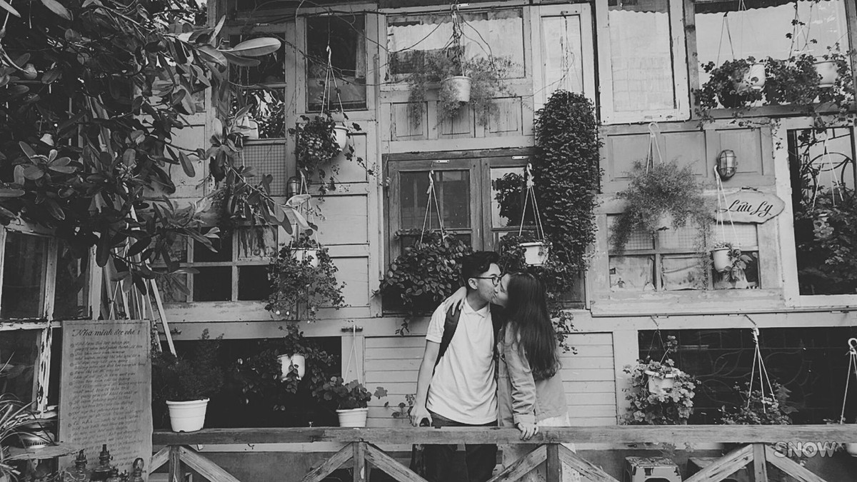 "Xóa giận", "make up cho anh", "cùng nhau đi xem phim nhưng em chọn phim, "đi cắm trại thôi, anh làm nhiếp ảnh cho em cả ngày", "em sai rồi, anh xin lỗi em", "đi du lịch bất kỳ ở một nơi nào đó em muốn".... là những love coupons mà người yêu Hồng Ngọc dành cho cô trong chuyện tình yêu xa của mình.