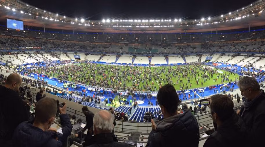 BTC SVĐ Stade de France đã cho phép NHM xuống mặt sân để sơ tán họ bằng những lối đi lớn từ 4 góc khán đài.