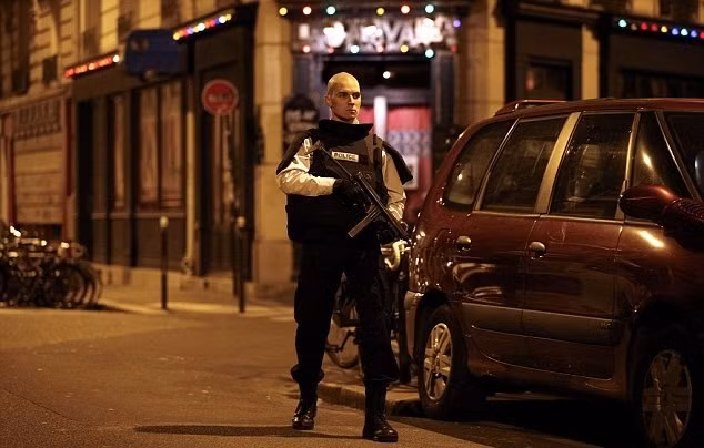 Theo Daily Mail, một tay súng đã bắn hạ nhiều người gần sân vận động Stade de France nơi hiệp một trận giao hữu giữa ĐT Pháp và ĐT Đức đang diễn ra.