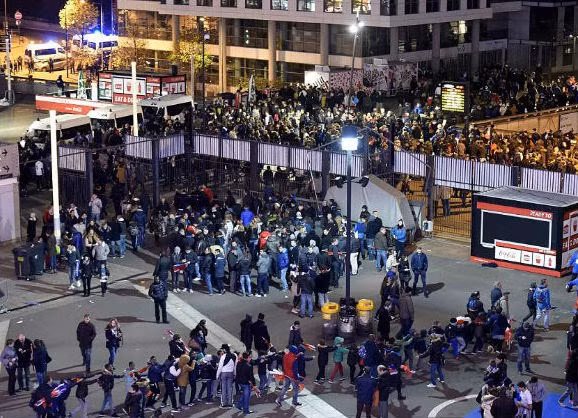 Các CĐV nhanh chóng rời SVĐ Stade de France trong sự bảo vệ của các nhân viên an ninh Pháp.