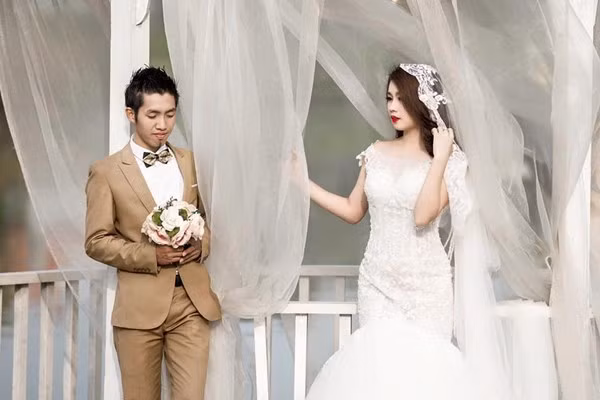 Sau đó hơn 1 năm, trong lần ốm thập tử nhất sinh, bạn bè Dương gọi Hằng đến chăm sóc, cô gái này đã thể hiện được sự tháo vát cũng như tình cảm của mình dành cho người yêu cũ.