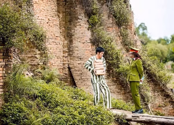 Để buổi chụp hình diễn ra suôn sẻ, đôi vợ chồng trẻ đã chuẩn bị chu đáo về trang phục, đạo cụ từ trước đó mấy hôm. Địa điểm chụp bộ ảnh cưới này là trại giam Phú Sơn (Thái Nguyên). Với khả năng diễn xuất, nhập tâm của đôi bạn trẻ, bộ ảnh được thực hiện suôn sẻ và gần như không gặp phải trở ngại gì.