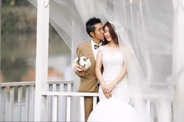 Theo Dương, trong bộ ảnh, Hằng vẫn giữ tác phong nghiêm túc, chững chạc chứ không hề lả lướt, tình cảm với anh chàng tù nhân. Bên cạnh những lời chê trách bộ ảnh cưới của cặp đôi này vẫn nhận được nhiều lời động viên, khen ngợi.