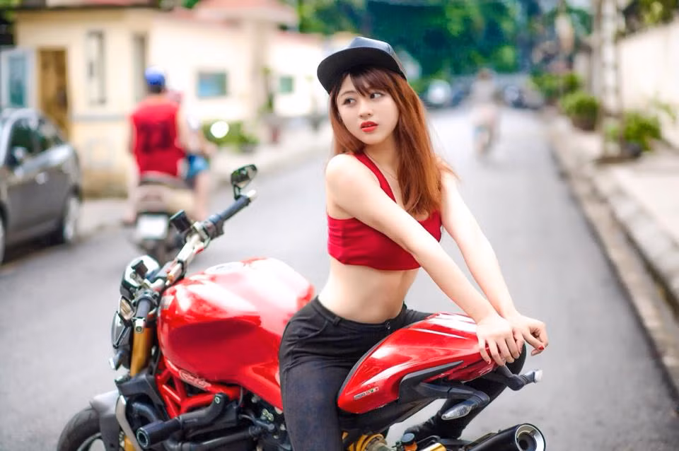 Chia sẻ vắn tắt về những niềm đam mê của mình, Huyền Trang viết trên trang cá nhân:"Con người mình khá là phức tạp, yêu thích múa từ nhỏ, nhưng lại không theo đuổi đam mê. Lớn lên một chút mình lại theo học kế toán. Giờ lại làm teen model và yêu thích trang điểm".