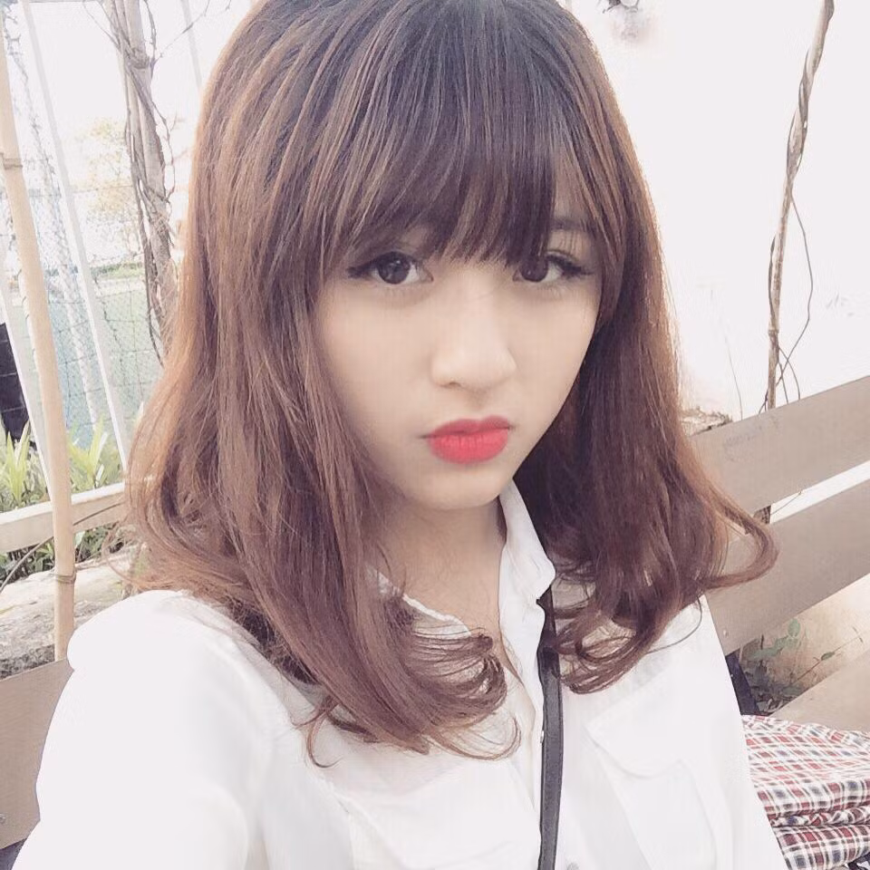 Nếu nói Huyền Trang là một cô nàng đa tài thì có thể là không quá bởi ngoài cái duyên với nghề người mẫu hay make up, cô nàng sinh năm 1994 này còn múa rất dẻo và từng đoạt những giải cao khi còn ngồi trên ghế nhà trường như giải nhất múa trường THPT Xuân Đỉnh, giải nhất biên đạo múa của trường Đại học Tài Nguyên và Môi trường.