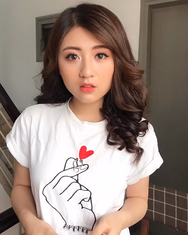 Đỗ Hoàng Huyền Trang sinh ngày 10/10/1994, cô nàng hot girl Hà thành thành này từng là sinh viên của khoa Kiểm toán trường Đại học Tài Nguyên và Môi trường.