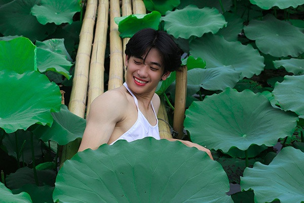 Không chỉ phái đẹp, mới đây các nam sinh mặc áo yếm tạo dáng bên hồ sen. Gây chú ý nhất phải kể đến nam thanh niên thân hình cơ bắp, khuôn mặt điển trai đang tạo dáng với hoa sen ngay giữa hồ.