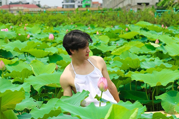 Ngay lập tức, những khoảnh khắc chàng nam sinh tạo dáng bên hồ sen thu hút hơn hơn 8.100 lượt like, 1.100 lượt bình luận cùng hàng loạt chia sẻ trái chiều từ dân mạng.