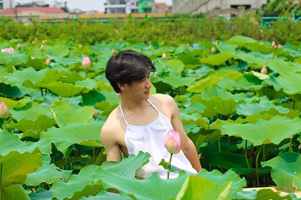 Ngay lập tức, những khoảnh khắc chàng nam sinh tạo dáng bên hồ sen thu hút hơn hơn 8.100 lượt like, 1.100 lượt bình luận cùng hàng loạt chia sẻ trái chiều từ dân mạng.