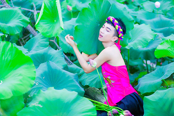 Chuyện cũng chẳng có gì đáng nói đâu nếu ông ấy không đăng lên trang cá nhân của ông ấy khiến bố mẹ em, hàng xóm, nội ngoại hoang mang không hiểu chuyện nên gọi ra Hà Nội bắt ông ấy về gấp họp gia đình. Em cũng bất lực".