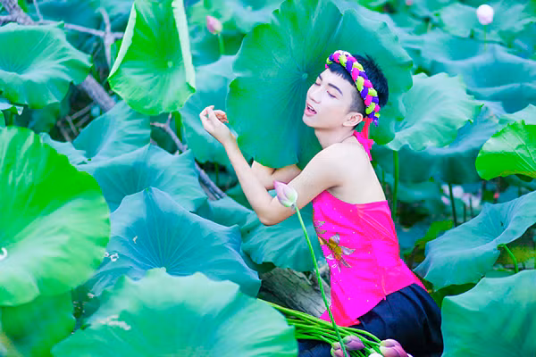 Chuyện cũng chẳng có gì đáng nói đâu nếu ông ấy không đăng lên trang cá nhân của ông ấy khiến bố mẹ em, hàng xóm, nội ngoại hoang mang không hiểu chuyện nên gọi ra Hà Nội bắt ông ấy về gấp họp gia đình. Em cũng bất lực".