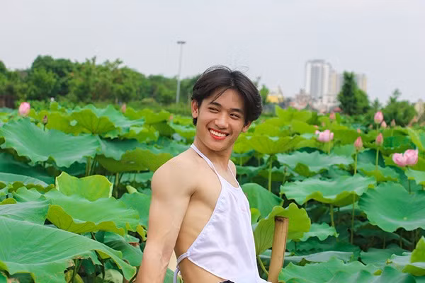 Mỗi độ tháng 6 về, đầm sen quanh khu vực Hồ Tây (Hà Nội) luôn thu hút hàng trăm bạn trẻ đến tham quan và chụp ảnh. Trên mạng xã hội, có khá nhiều thiếu nữ chia sẻ ảnh dịu dàng tạo dáng bên sen.