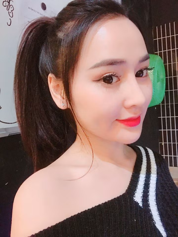 Vậy nên chuyện đồn đoán của dân mạng về việc đằng sau clip "thả thính" Đóa Nhi bán trà sữa Việt Nam thực chất tự nhiên hay có dàn dựng là điều hoàn toàn dễ hiểu. Nhưng trên tất cả mọi người vẫn dành lời khen cho nhan sắc của Mai Chúc, cô gái được mệnh danh "Đóa Nhi phiên bản Việt".