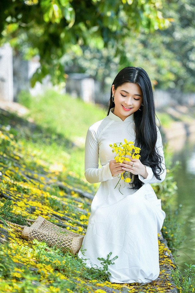 Dù còn ít kinh nghiệm làm mẫu ảnh nhưng từng thần thái biểu cảm của Kim Khánh nhận được nhiều lời khen ngợi của dân mạng. Sự tự tin và vẻ đẹp của cô bạn 9X này đã làm nên thành công cho bộ ảnh.