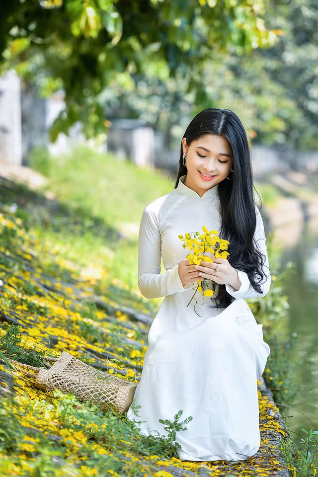 Dù còn ít kinh nghiệm làm mẫu ảnh nhưng từng thần thái biểu cảm của Kim Khánh nhận được nhiều lời khen ngợi của dân mạng. Sự tự tin và vẻ đẹp của cô bạn 9X này đã làm nên thành công cho bộ ảnh.