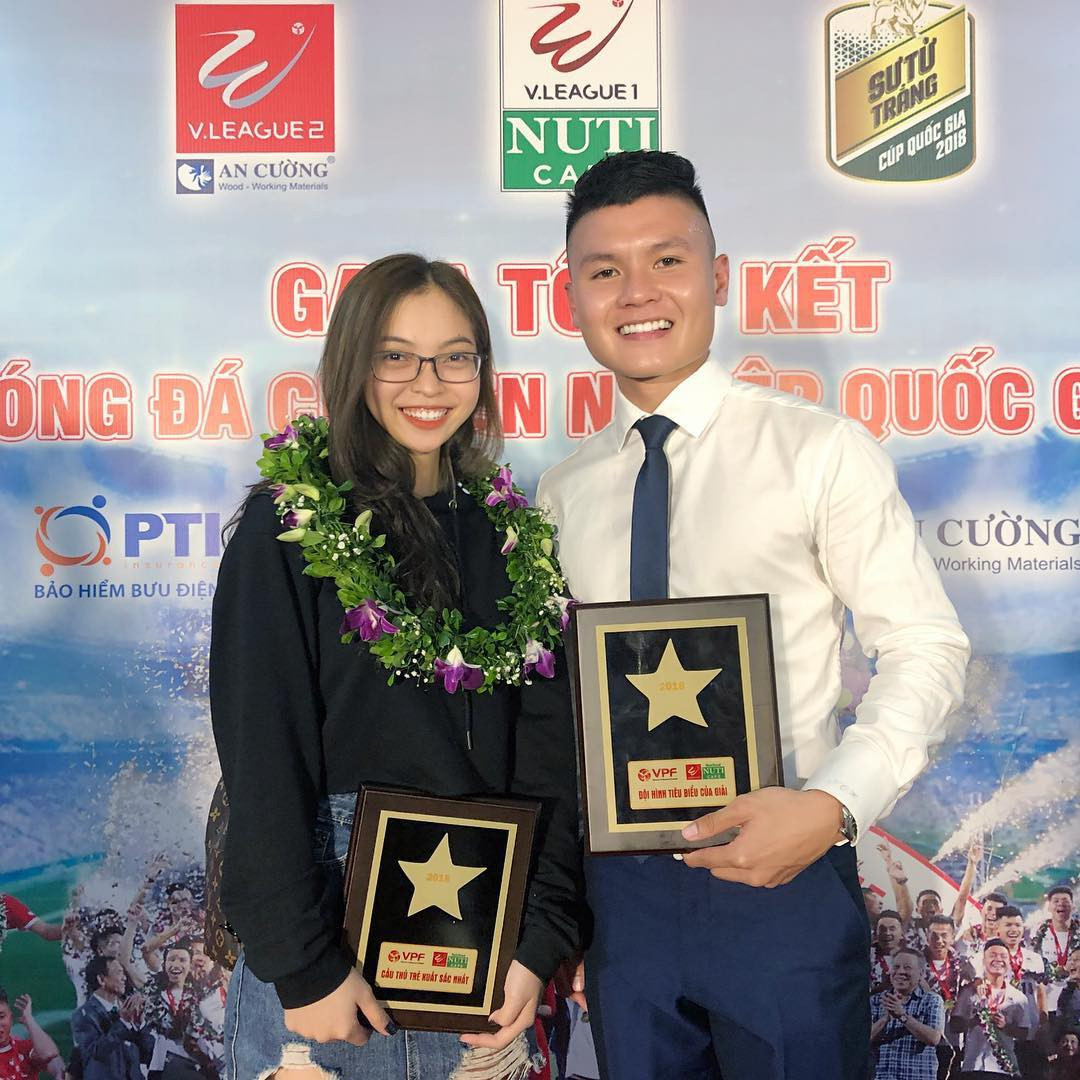 Sau khi cùng đội tuyển Việt Nam vô địch AFF Cup 2018, Quang Hải là cái tên được vô cùng chú ý khi trở thành cầu thủ xuất sắc nhất giải. Tuy nhiên, mừng vui chưa lâu thì xuất hiện tin đồn tuyển thủ Quốc gia trên và cô người người yêu Nhật Lê có sứt mẻ về tình cảm.