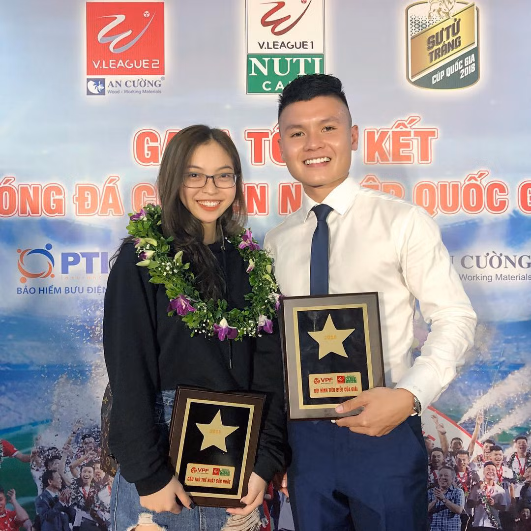 Sau khi cùng đội tuyển Việt Nam vô địch AFF Cup 2018, Quang Hải là cái tên được vô cùng chú ý khi trở thành cầu thủ xuất sắc nhất giải. Tuy nhiên, mừng vui chưa lâu thì xuất hiện tin đồn tuyển thủ Quốc gia trên và cô người người yêu Nhật Lê có sứt mẻ về tình cảm.