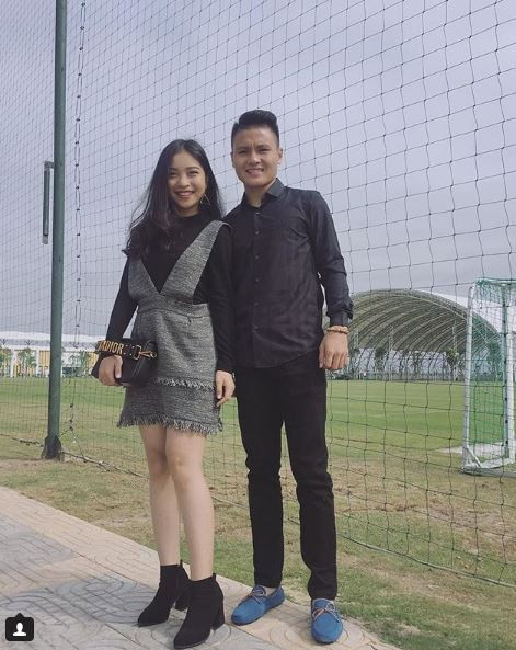 Ngay khi tới nơi, Nhật Lê cũng liên tục đăng tải các hình ảnh trên trang cá nhân, trong đó cả cả những bức ảnh bên cạnh Quang Hải.