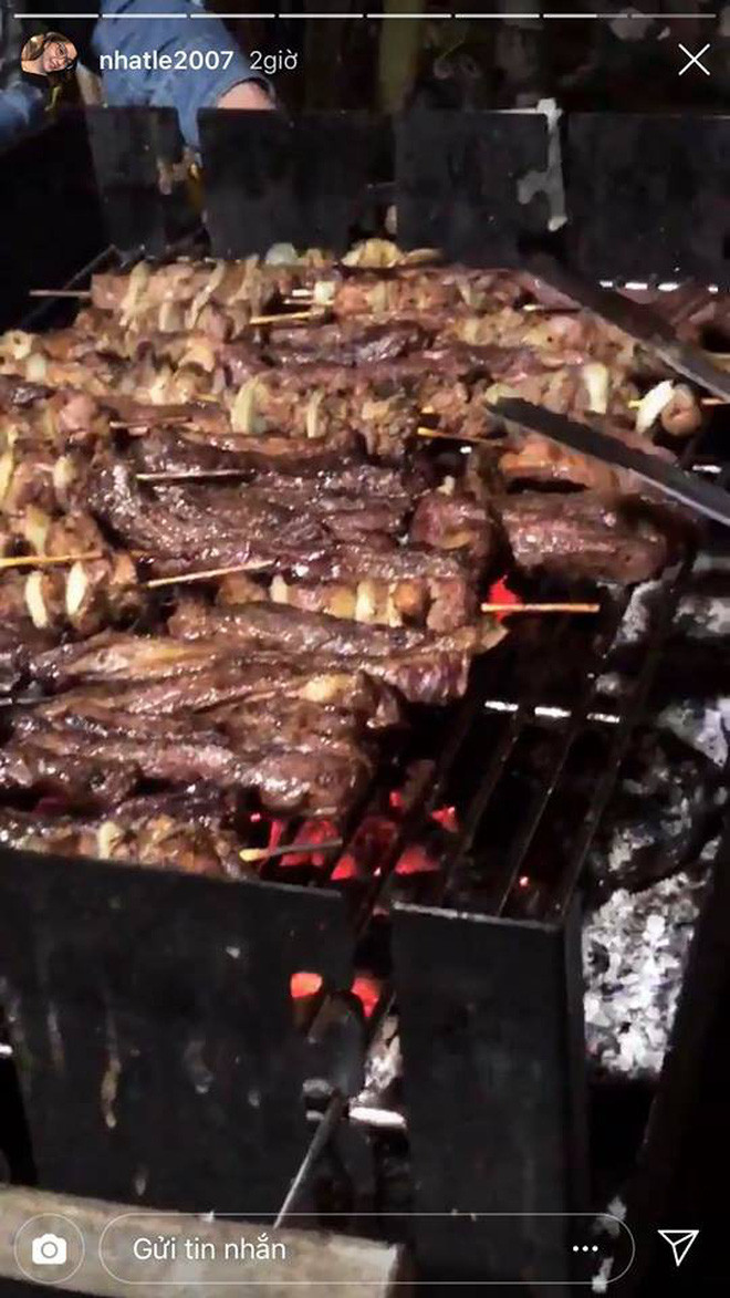 Tuy nhiên, mới đây trên trang cá nhân của quản lý Quang Hải đã đăng tải trên story Instagram hình ảnh chụp từ phía sau Quang Hải, Nhật Lê kèm caption: "Rất ok, vui và hạnh phúc" như một lời khẳng định cặp đôi vẫn đang vui vẻ bên nhau.