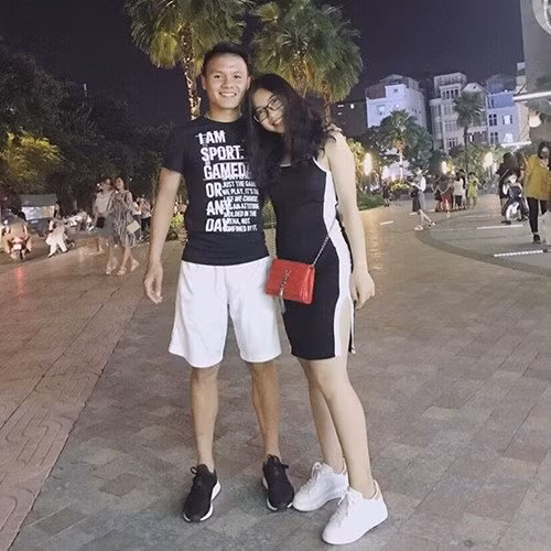 Trên trang cá nhân của mình, Nhật Lê chia sẻ rất nhiều hình ảnh đẹp bên Quang Hải khiến CĐM phải ghen tị.