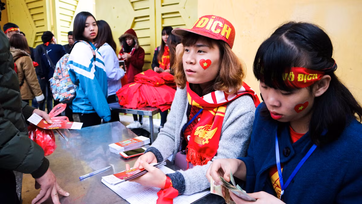 Mỗi tấm vé được chuyển đến tay các CĐV là thêm 1 màn cổ vũ cho các cầu thủ U23 Việt Nam chuẩn bị thi đấu với U23 Uzbekistan tại SVĐ Thường Xuân - Thường Châu - Trung Quốc.