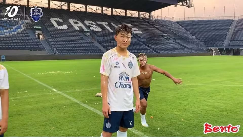 Có người liên tưởng mái tóc xù kiểu "bà thím" này và mái tóc mà Công Phượng đã làm trước khi tham dự Asian Cup 2019.