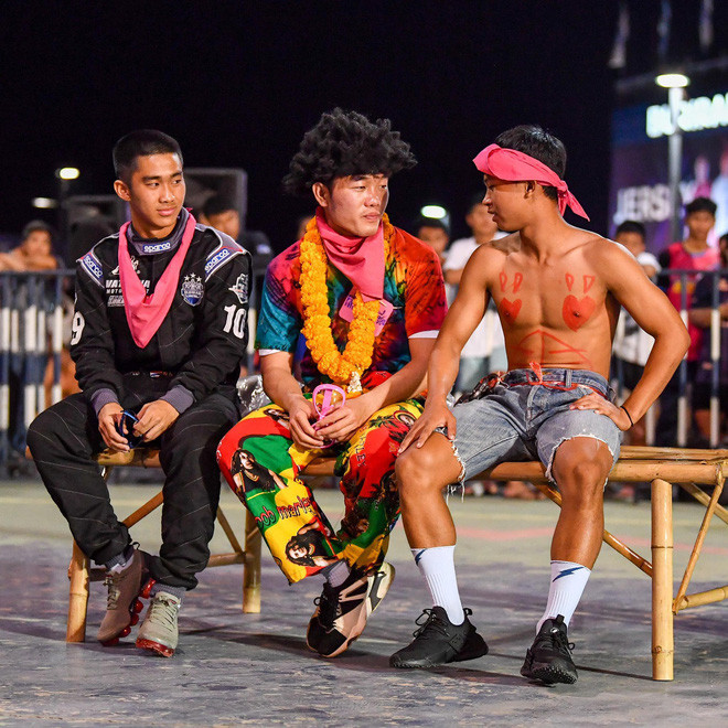 Anh chàng cười mỗi lúc, làm những hành động đáng yêu. Những hình ảnh ấy thể hiện sự hòa nhập của Trường với văn hóa nước bạn.