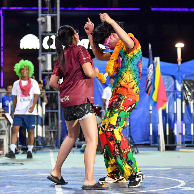 Mỗi ngày xuất hiện theo một phong cách khác nhau, Xuân Trường dường như đã lột xác hoàn toàn khi đến đội bóng mới.