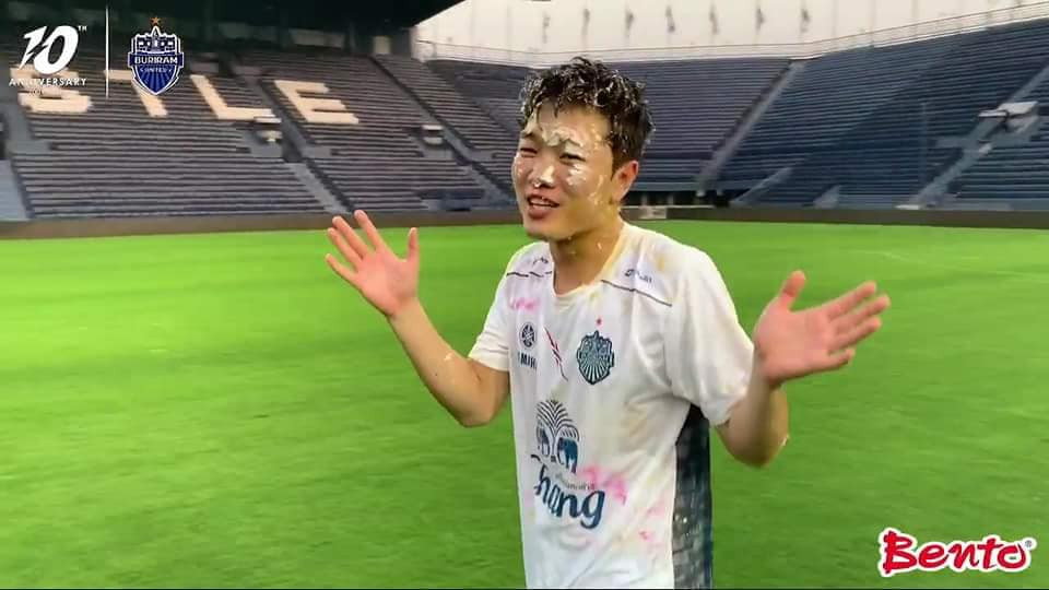 Fan vui mừng vì mỗi ngày đều nhìn thấy nụ cười vui hết cỡ của Xuân Trường, nó khác với sự lạnh lùng khi còn ở Việt Nam.