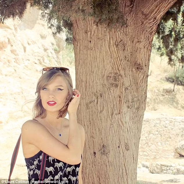 Tuy nhiên chẳng mấy bận tâm về câu chuyện bình phẩm, Laura rất quan tâm đến công tác thiện nguyện. Cô gái trẻ xinh đẹp là chủ tịch nhóm hoạt động xã hội vì nữ quyền tại trường đại học và tình nguyện viên cho tổ chức giáo dục giới tính Sexpression.