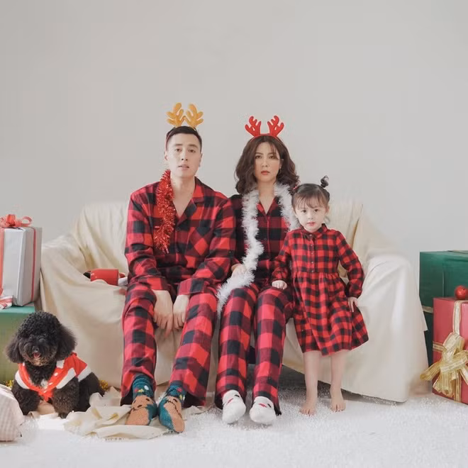 Gia đình hot mom Heo Mi Nhon và diễn viên Kiên Hoàng thu hút sự chú ý khi chia sẻ bộ ảnh đón Giáng sinh.