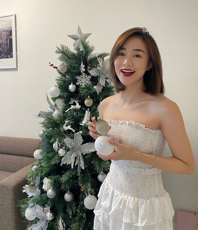 Trước Giáng sinh 2019 vài ngày, hot girl Salim chia sẻ đoạn clip trang trí cây thông tại nhà. Cô nàng tỏ ra hào hứng khi tự tay mua các vật liệu và loay hoay bày biện nhà cửa một mình trong dịp lễ cuối năm.