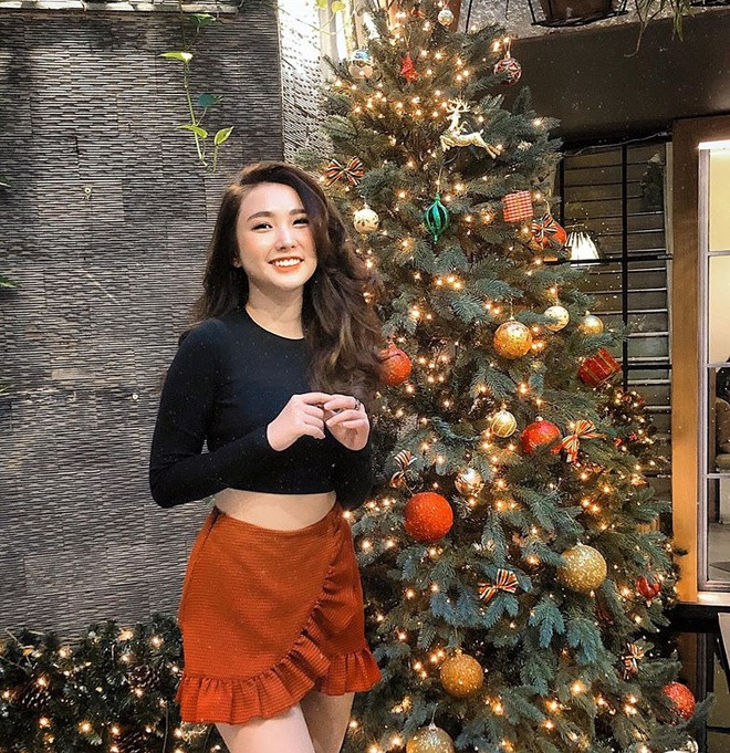 Thanh Mèo - cô gái được chú ý sau tin đồn hẹn hò với thủ môn Bùi Tiến Dũng - chia sẻ ảnh đón Giáng sinh tại TP HCM cùng với dòng caption: "Người ta cần mối tình đêm Noel. Còn em cần mối tình mãi No end".