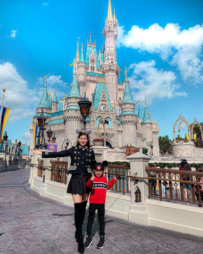 Rich kid Tiểu Giang khoe ảnh đón Giáng sinh ở Disneyland (Florida, Mỹ) cùng con trai. Thông qua các hình ảnh sang chảnh trên trang cá nhân, rich kid sinh năm 1993 tiếp tục khiến dân mạng choáng ngợp vì độ chịu chi của mình.