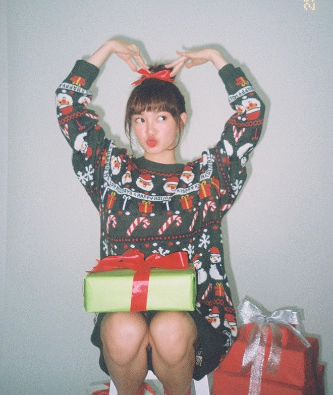 Kaity Nguyễn đăng ảnh và gửi lời chúc Giáng sinh lên trang cá nhân. Thời gian gần đây, cô được chú ý khi theo đuổi phong cách gợi cảm và lấn sân âm nhạc.