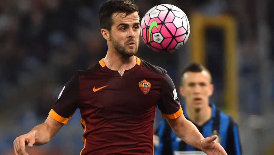 Với khả năng thu hồi bóng và kiến tạo những đường bóng đầy ma thuật, Miralem Pjanic là cái tên mà nhiều người sẽ nghĩ tới khi vương chiều của Conte được xây dựng tại Chelsea.