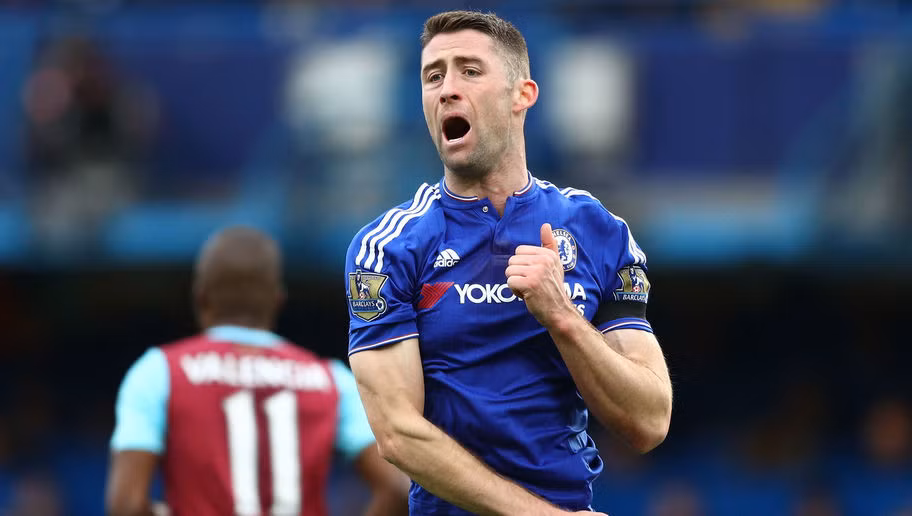 Ngoài Branislav Ivanovic và Cesar Azpilicueta, HLV người Italia còn có thể tái sử dụng một cầu thủ nữa tại hàng thủ cũ của Chelsea đó là Gary Cahill. Kinh nghiệm trận mạc của trung vệ 30 tuổi sẽ là điều mà ông Conte rất cần trong mùa bóng đầu tiên tại Chelsea.