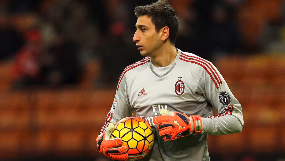 Đứng trong khung gỗ của CLB Chelsea mà HLV Conte mơ tới không phải Thibaut Courtois mà là cái tên vô cùng xa lạ là Gianluigi Donnarumma. Thủ thành 17 tuổi này đã khẳng định được chỗ đứng của mình tại AC Milan. Với tài năng của "Buffon Đệ Nhị" này thì viễn cảnh anh đứng trong khung gỗ của CLB thành London cũng không đến nỗi bất khả thi.