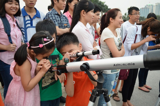 Giá rẻ nhất của một chiếc kính tự chế để ngắm nguyệt thực rơi vào khoảng 1 triệu đồng.