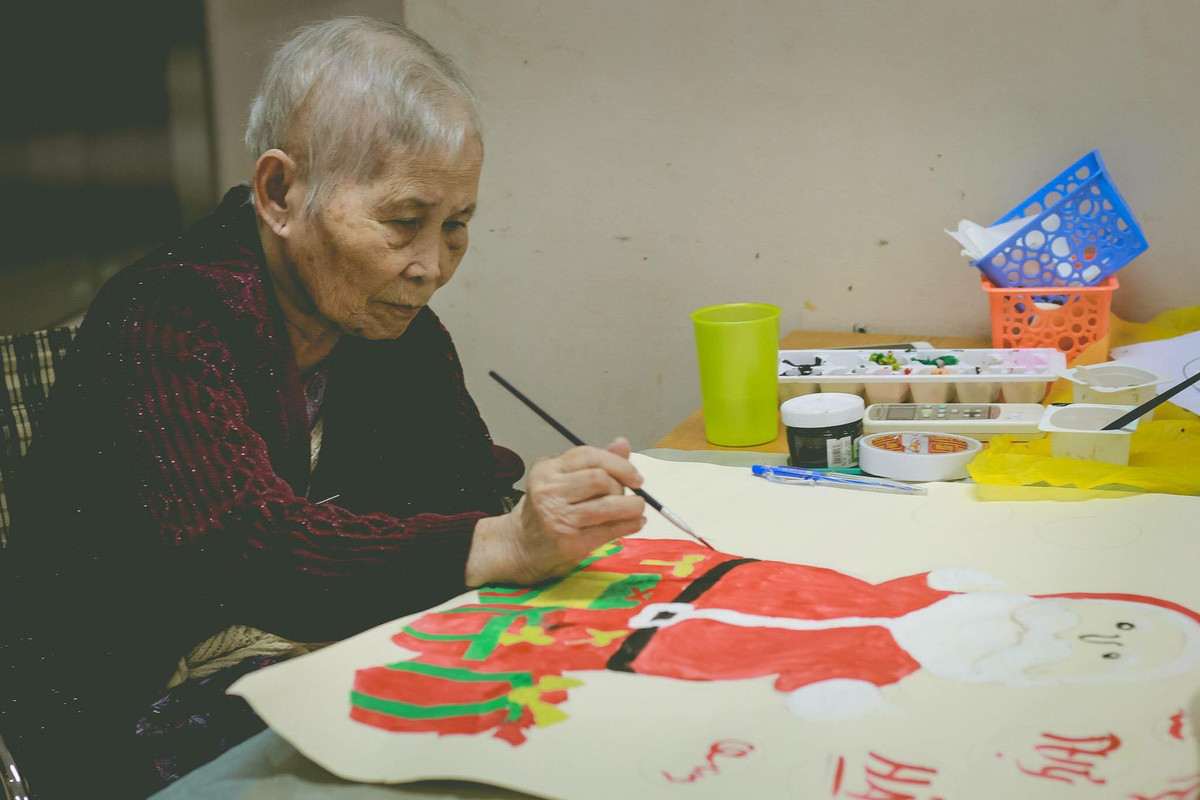 Theo quan niệm của nhiều người trại dưỡng lão là nơi mà con cái bỏ mặc cha mẹ họ với tuổi già, nhưng với Nguyễn Chi lại nghĩ ở đây các cụ đều rất vui vẻ vì học được chăm sóc, khám bệnh định kì, tổ chức sinh nhật, chụp ảnh tết và có người quây quần bên nhau.