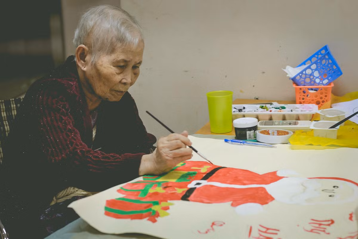 Theo quan niệm của nhiều người trại dưỡng lão là nơi mà con cái bỏ mặc cha mẹ họ với tuổi già, nhưng với Nguyễn Chi lại nghĩ ở đây các cụ đều rất vui vẻ vì học được chăm sóc, khám bệnh định kì, tổ chức sinh nhật, chụp ảnh tết và có người quây quần bên nhau.