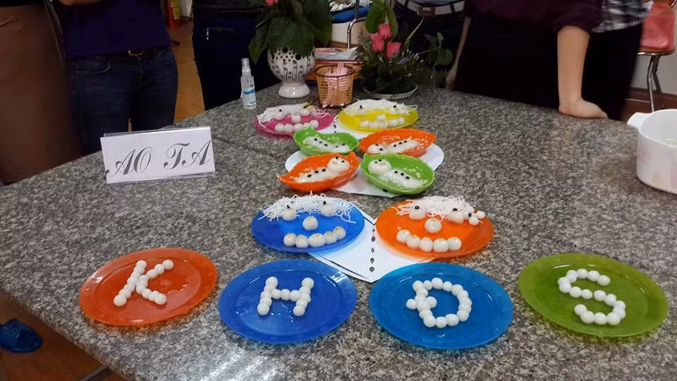 Việc trang trí những đĩa bánh trôi, bánh chay bá đạo là điều được dân mạng nghĩ ra để tạo điểm nhấn cho ngày Tết Hàn Thực năm nay.