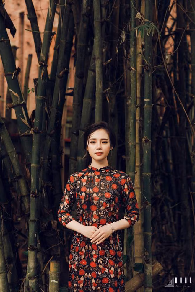 Khác với cô em út quyến rũ Thảo Nguyên, Triều Châu lại chọn cho mình phong cách nhẹ nhàng và kín đáo.