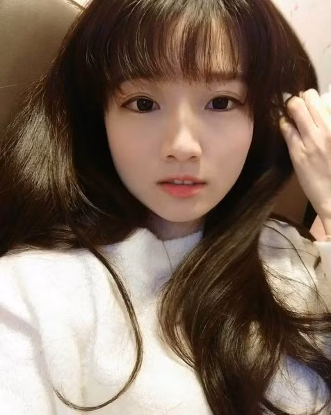 Bên cạnh việc nổi tiếng trên các chuyến bay giá rẻ, cô nàng 9X Tiểu Tiểu còn là một nhân vật đình đám trên mạng xã hội Instagram với nickname Cherylciaociao.