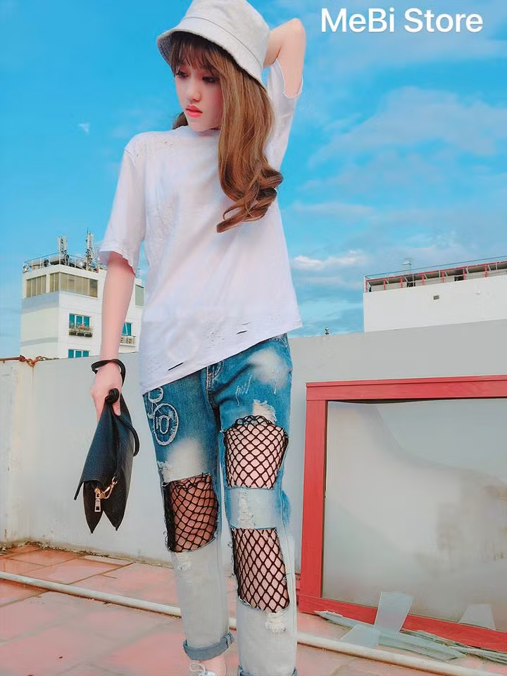 Khi PV Kiến Thức hỏi về vấn đề bất ngờ nổi tiếng trên sóng truyền hình, Thùy Dung chậm rãi chia sẻ: "Trước tiên mình hết sức bất ngờ và có chút lo sợ khi được dân mạng nhắc tới nhiều. Cũng có khá nhiều tin suy nghĩ trái chiều nhau, khiến mình có chút bối rối."