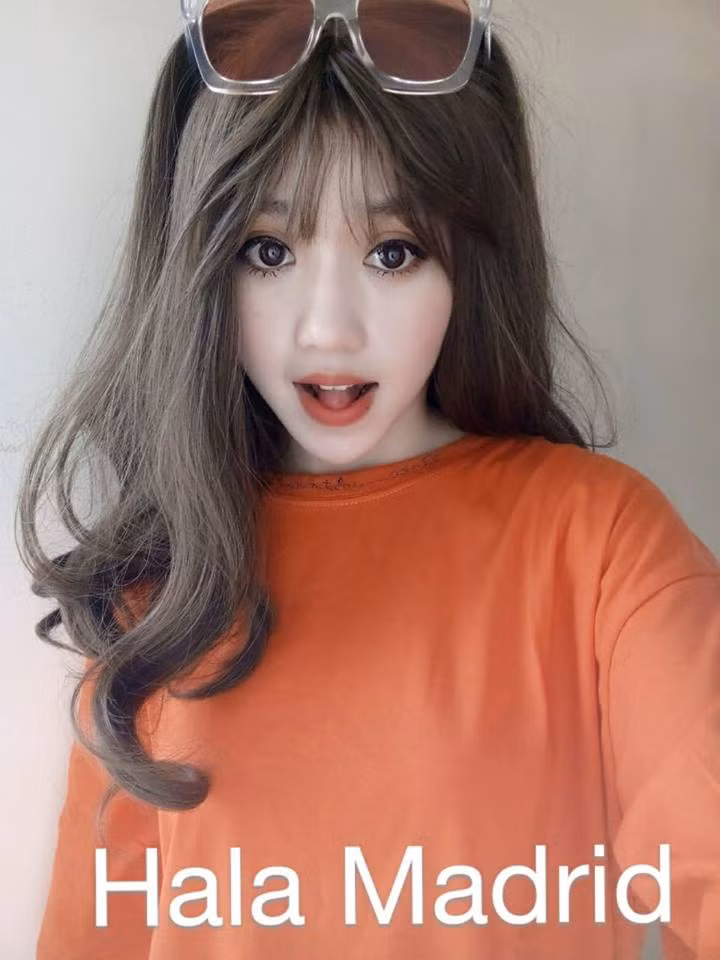 Cũng nói thêm về ĐT U22 Việt Nam, nữ CĐV xinh đẹp người Quảng Ngãi nói: "Mình rất kì vọng vào lứa cầu thủ trẻ của HLV Hữu Thắng, đặc biệt là Tuấn Anh. Bởi mỗi khi chứng kiến có Tuấn Anh bên cạnh Xuân Trường ở tuyến giữa ĐT U22 Việt Nam, mình cảm thấy rất yên tâm và hy vọng họ sẽ tỏa sáng tại SEA Games 29 sắp tới".