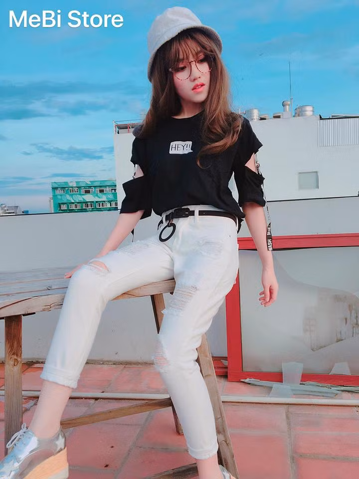 " Có nhiều bạn đã hiểu nhầm về hành động mình chấp tay trên sóng truyền hình là "làm màu". Nhưng sau khi mình giải thích tâm sự giải bày thì phần đông các bạn đã thông cảm giúp ạ" Thùy Dung chia sẻ thêm.