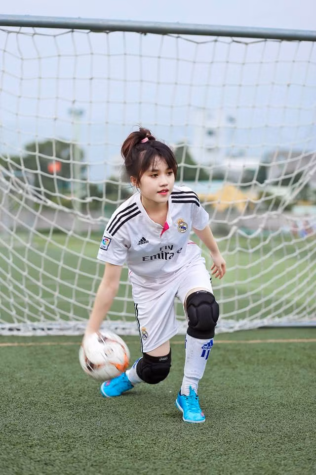 Chia sẻ về tình yêu với CLB Hoàng gia Tây Ban Nha của mình, Thùy Dung nói: "Mình là Madridista là Fan của CLB Real Madrid. Minh bắt đầu là fan Real từ mùa giải 07/08 ạ. Thực ra idol của mình chính là cựu đội trưởng của Real Madrid chính là Iker Casillas. Theo dõi "thánh Iker" và vô tình yêu Real từ lúc nào không biết. Cách đây 2 năm, Iker đã rời Real nhưng tình yêu thì mình vẫn còn ở lại với "kền kền trắng "".