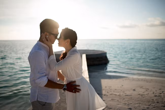 Chỉ hơn một tuần sau khi gây sốt bằng tiệc cưới tốn kém của mình. Cặp đôi Tuyết Mai và Quốc Bảo đã tiếp tục chia sẻ bộ ảnh cưới trị giá 200 triệu đồng của mình.