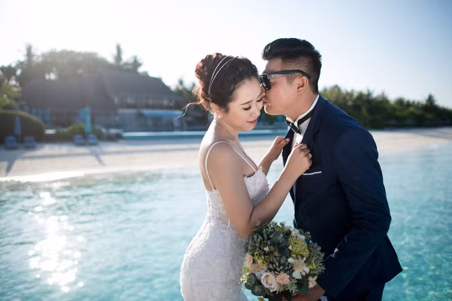 Lễ cưới lung linh với hơn 2.000 khách mời cùng với sự xuất hiện những ngôi sao nổi tiếng như ca sĩ Cẩm Ly, ca sĩ Hiền Thục, danh hài Chí Tài, ca sĩ Chi Dân,…